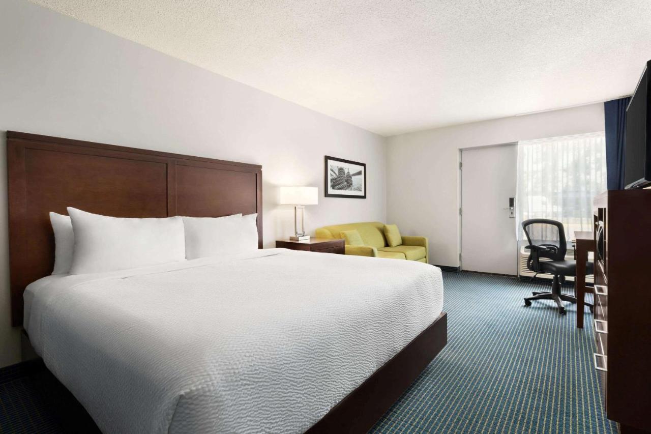 Days Inn By Wyndham Sarnia Harbourfront Екстер'єр фото