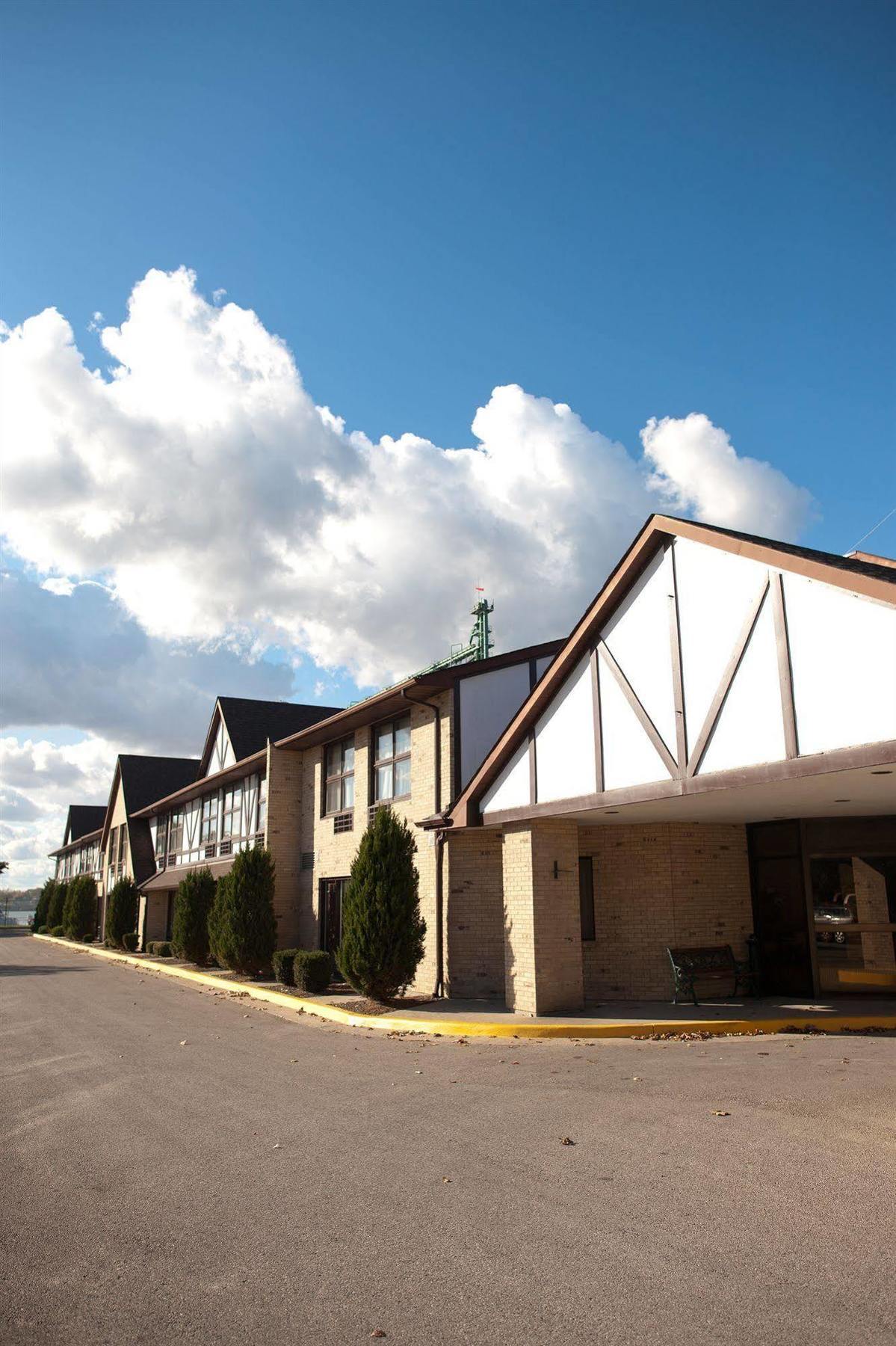 Days Inn By Wyndham Sarnia Harbourfront Екстер'єр фото