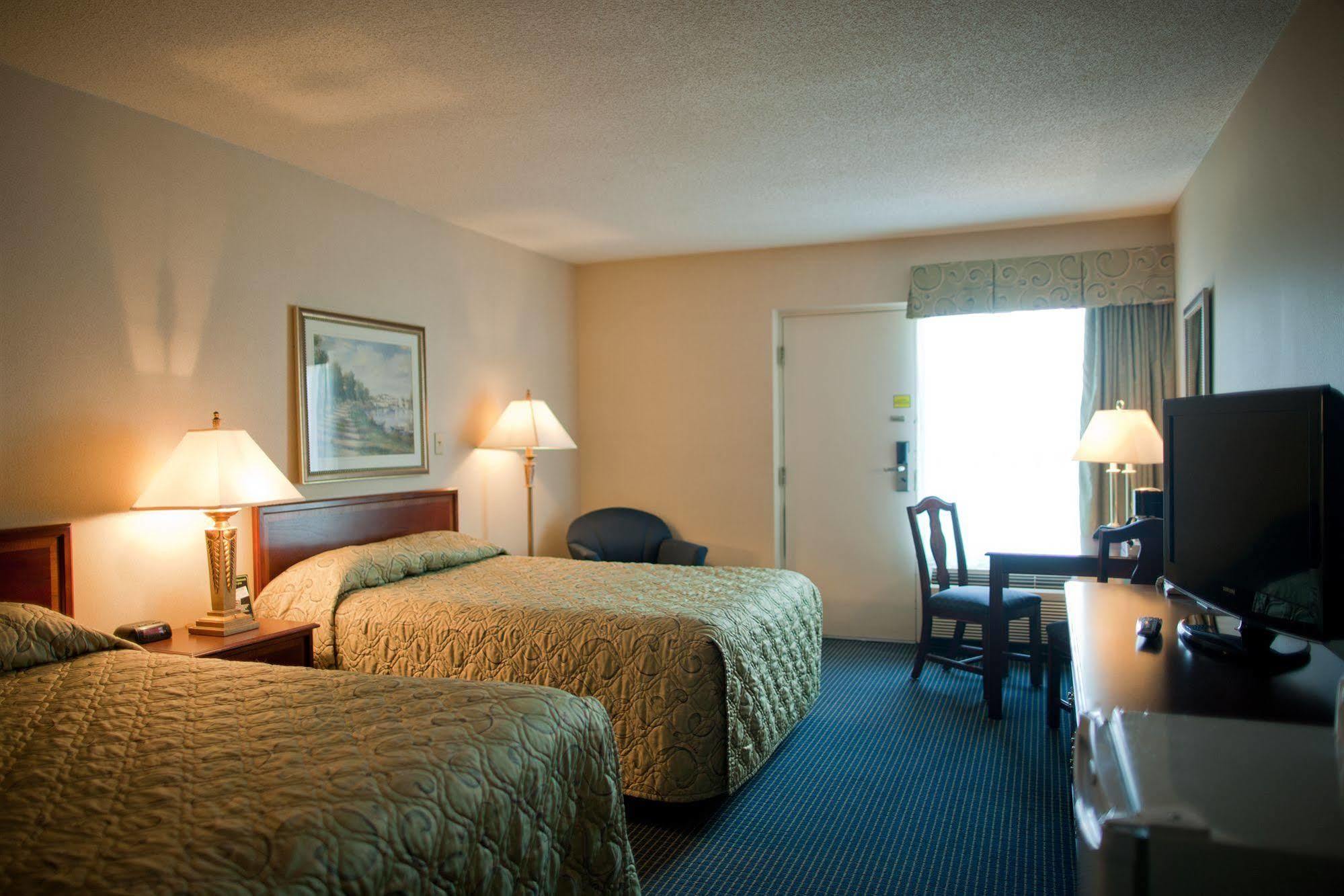 Days Inn By Wyndham Sarnia Harbourfront Екстер'єр фото